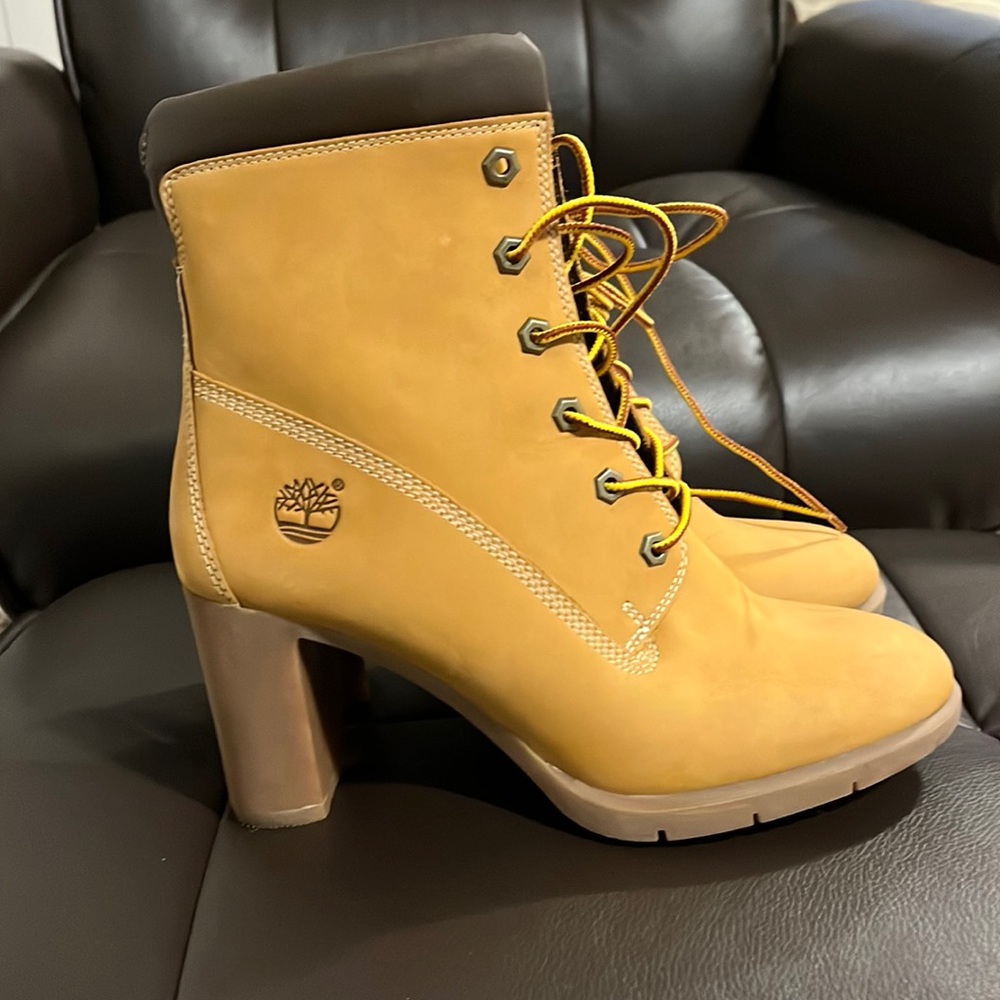 timberland boot with heel. Only worn a couple of times.